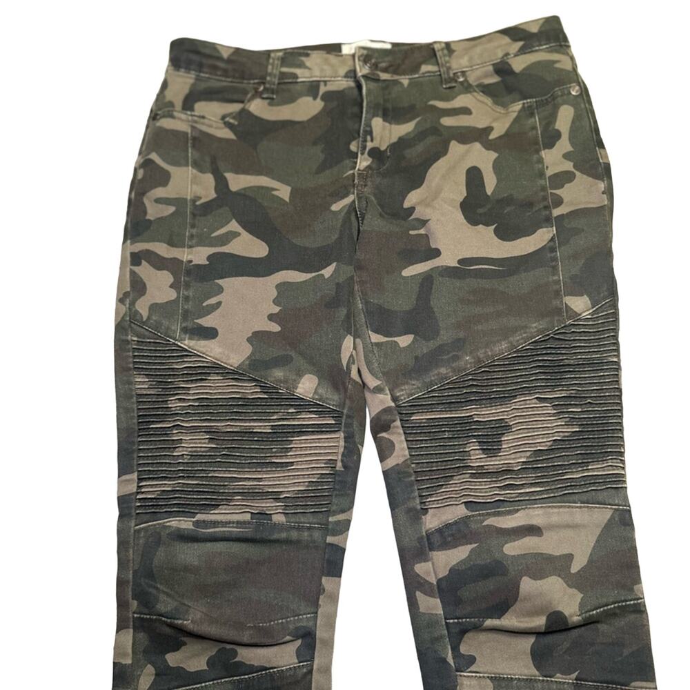 Altar’d State Size 27 Camo Jeans Skinny Leg - Picture 2 of 8